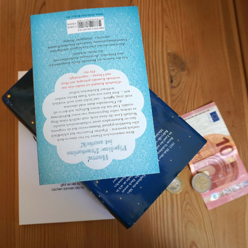 Bücher mit Geld daneben