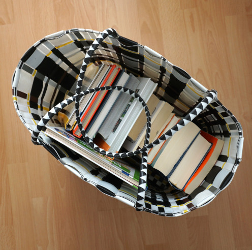 Große Einkaufstasche voll mit Büchern