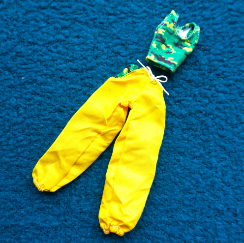 Gelbe, lange Sporthose und grün-gelbes kurzes Oberteil